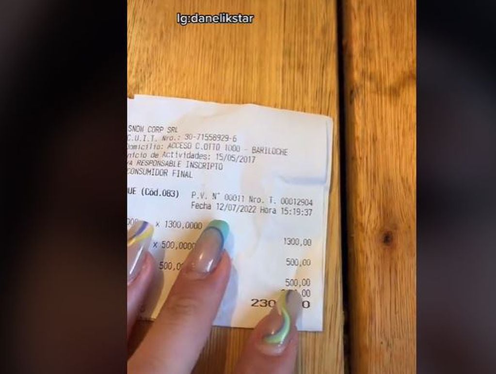 La influencer de Tucumán muestra el ticket con el precio de la sopa en Bariloche.