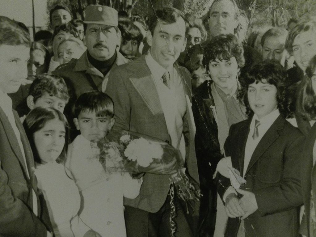 El recibimiento de Lucero, junto a su esposa Marta, en Mendoza, en los primeros días de junio del ´82.