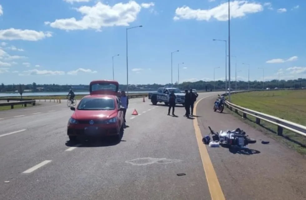 Posadas: accidente de tránsito dejó a un motociclista herido.