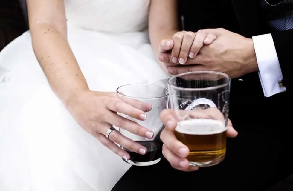 Apuñaló al novio en una boda porque no le quisieron servir más cerveza