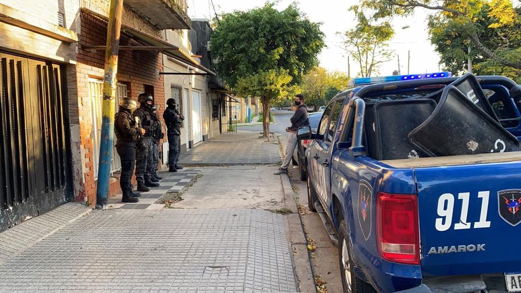 La Justicia provincial de Rosario ordenó un allanamiento en Necochea al 3500 por balaceras.