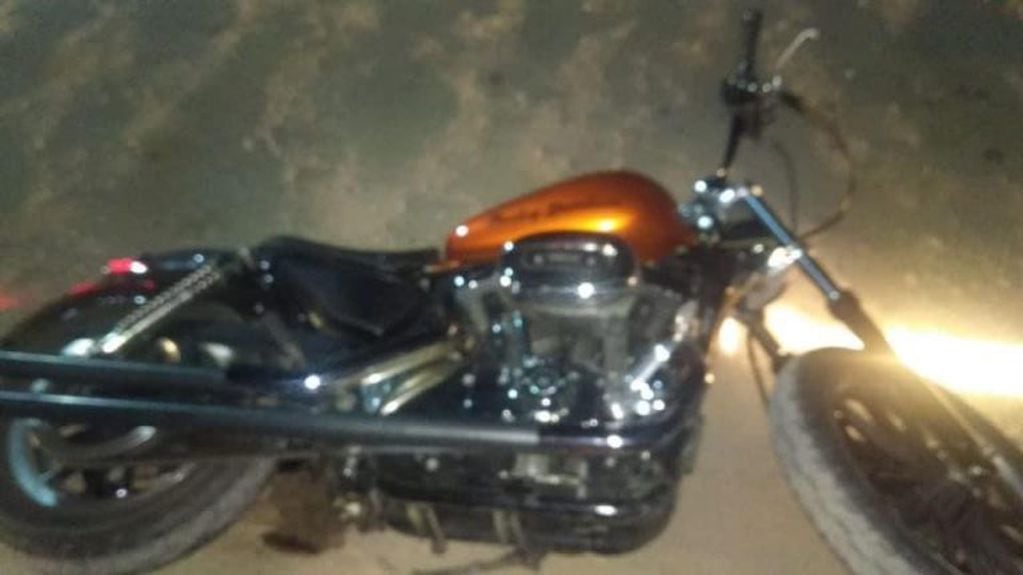 La moto Harley Davidson quedó tirada en el medio de la calle, y los captores se llevaron al empresario. (Policía)