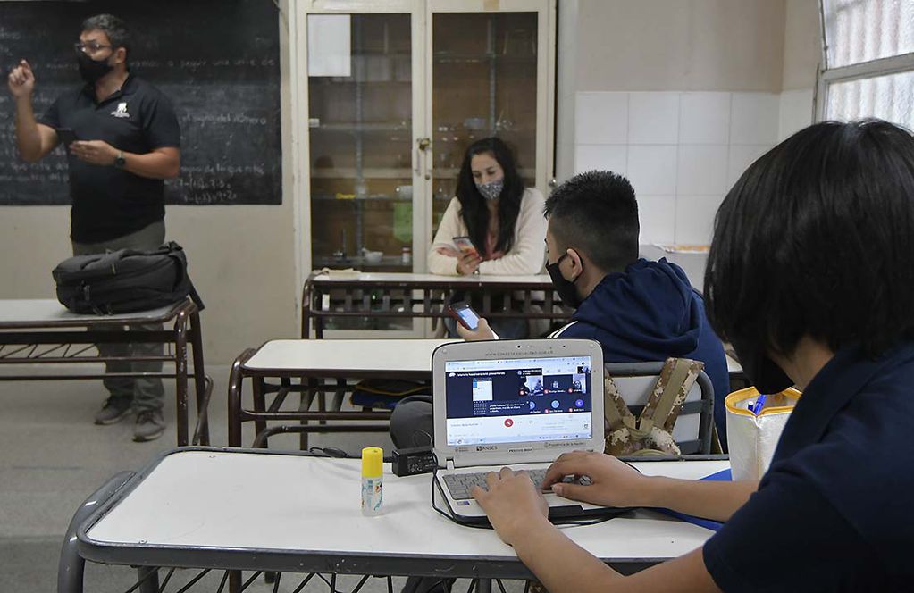 En la Escuela Infanta Mercedes se preparan para acomodar las clases virtuales.