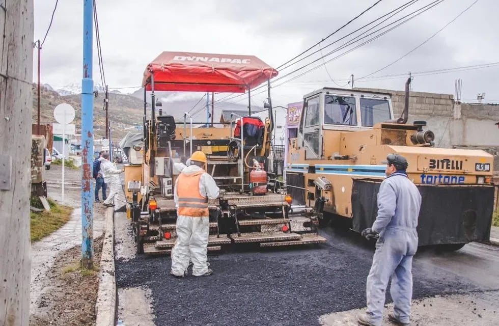 La Municipalidad de Ushuaia continua con los trabajos de pavimentación en el Barrio La Cantera.