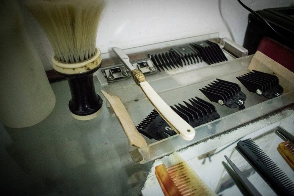 Las herramientas de trabajo de Pascual, el peluquero más longevo de Rafael Obligado (Valentina Maia Bonzanini)