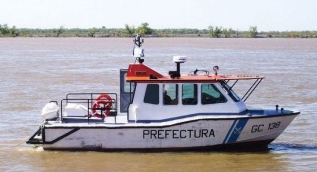Prefectura debió asistir a tres individuos que cayeron con su bote al agua.