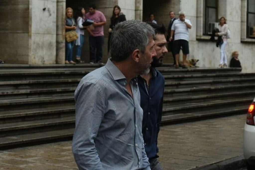 Matías Messi abandonó Tribunales junto a su padre. (@juanfotosrosario)