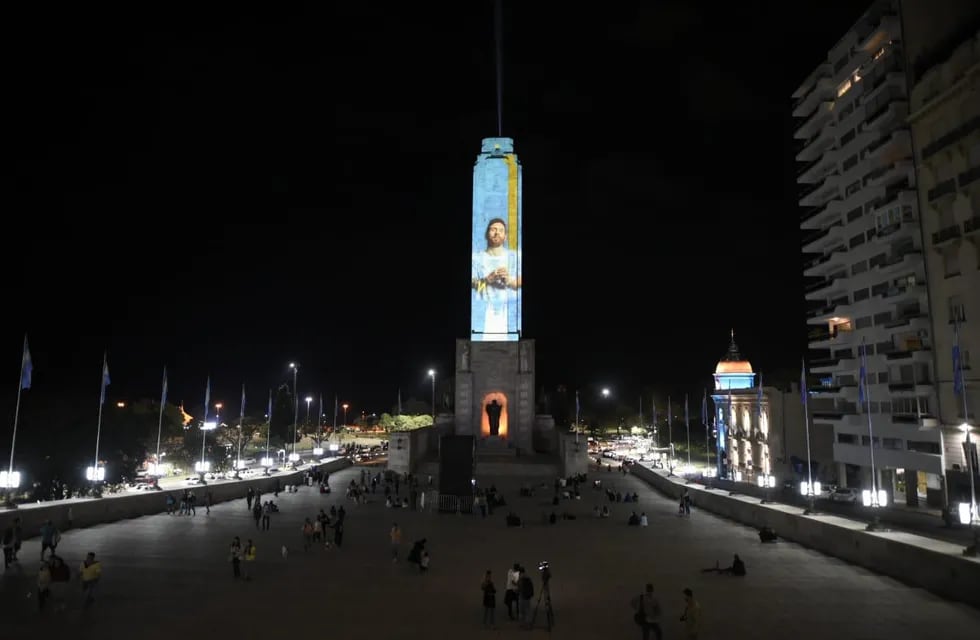 Proyectaron la imagen de Lionel Messi en el Monumento a la Bandera
