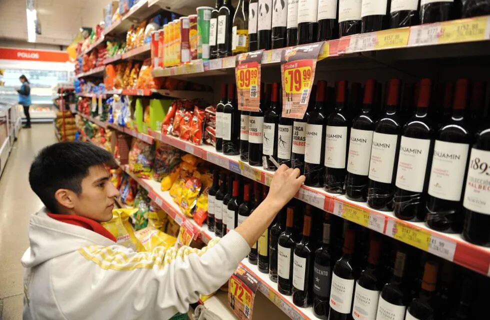 Los precios al consumidor aumentaron en junio un 2,7 % respecto al mes anterior y el 55,8% en términos interanuales, lo que vislumbra una leve desaceleración de la inflación en Argentina. Foto: EFE/Enrique García Medina.