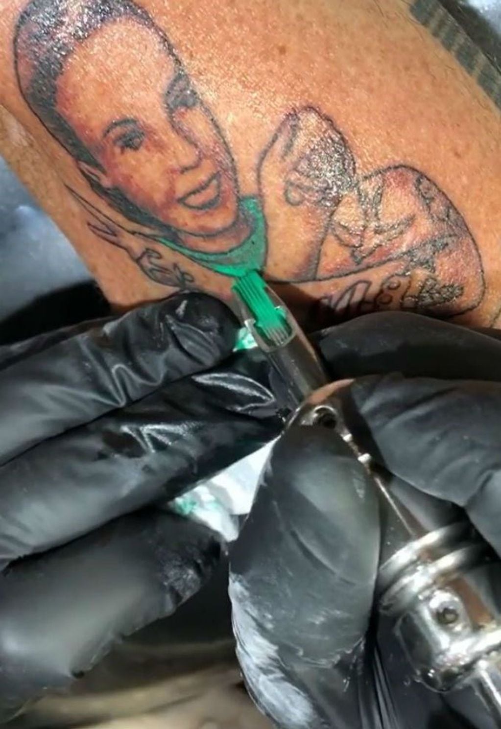 Jorge Rial se tatuó a Eva Perón con pañuelo verde.