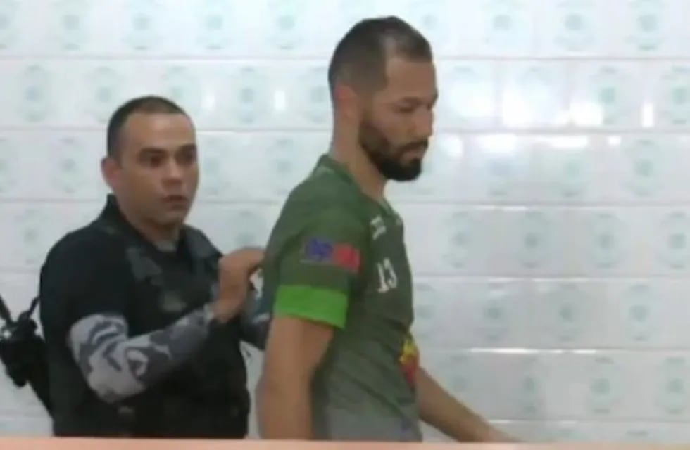 Un futbolista le pateó la cabeza al árbitro y terminó preso.