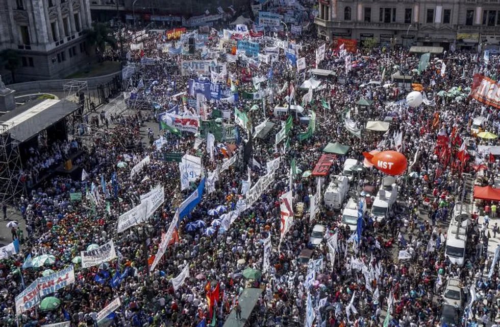 Manifestantes congregados en la plaza del Congreso en Buenos Aires (Foto: Alejandro Amdan/telam/dpa)
