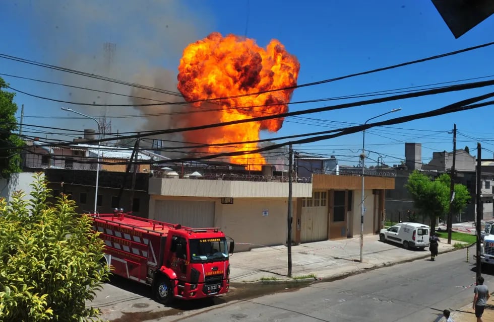 Voraz incendio en una fábrica de pinturas de Loma Hermosa. (Clarín)