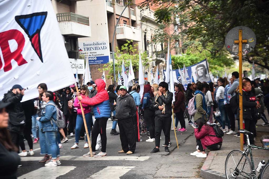 Manifestantes avanzaban desde Colón y General Paz para acampar frente a la sede de Desarrollo Social de la Nación. Reclaman trabajo genuino y mayor asistencia. (Pedro Castillo / La Voz)