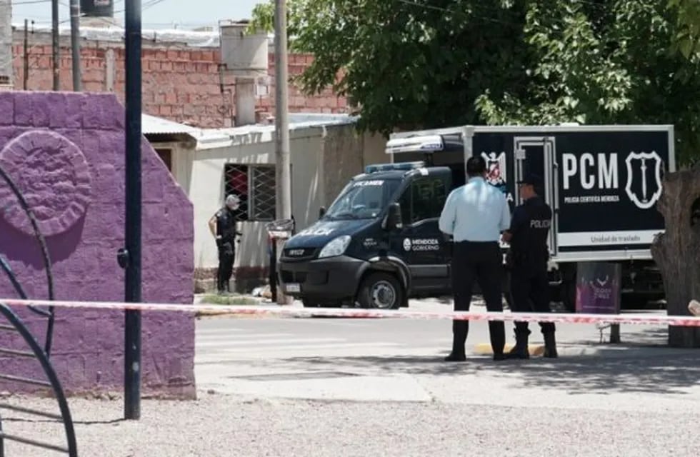 Asesinaron a un menor en el barrio La Gloria Godoy Cruz policía científica