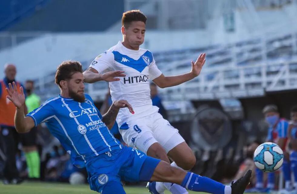 El defensor del Tomba, Gonzalo Goñi sale en un cruce impecable frente a un jugador de Vélez. Gentileza Twitter Club Godoy Cruz