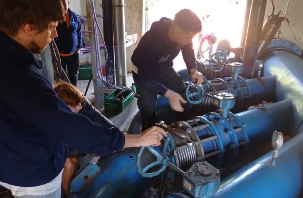 Realizan trabajos para restitución del servicio de agua en Puerto Iguazú.