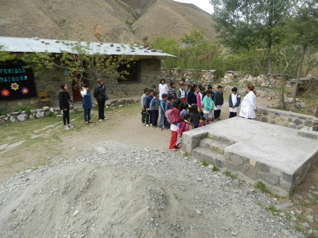 Algunos alumnos de la escuela caminan hasta dos kilómetros para estudiar.