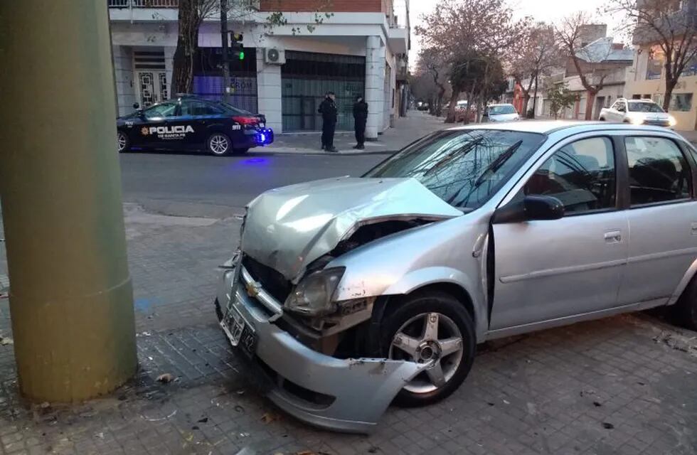 El choque entre el remis y el auto particular ocurrió en la esquina de calle San Nicolás y Catamarca, en barrio Luis Agote. (@belitaonline)
