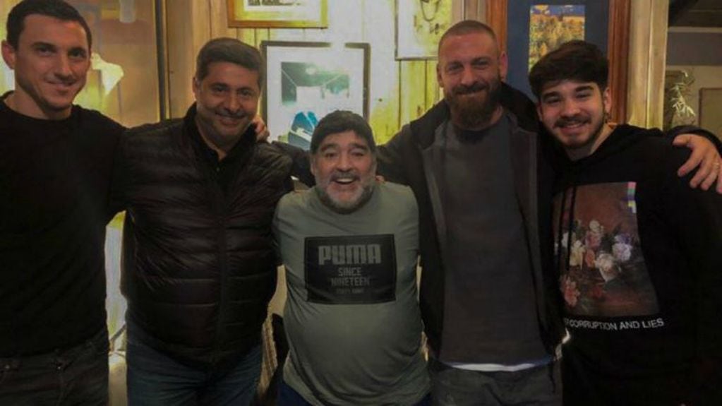 De Rossi se encontró con Maradona. (WEB).