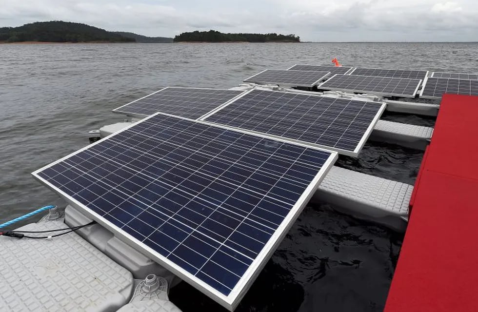 Picture taken on March 4, 2016 of floating solar photovoltaic panels, part of a pilot project installed in the Balbina Lake reservoir, which was created when the hydroelectric dam and power station Balbina Dam was built on the Uatuma River in the Amazon r