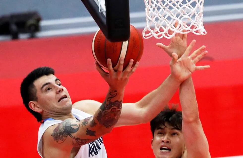 Wuhan (China), 31/08/2019.- Gabriel Deck (L) of Argentina in action against Lee Dae-sung (R) of South Korea during the FIBA Basketball World Cup 2019 group B match between Argentina and South Korea in Wuhan, China, 31 August 2019. (Baloncesto, Corea del Sur) EFE/EPA/MADE NAGI
