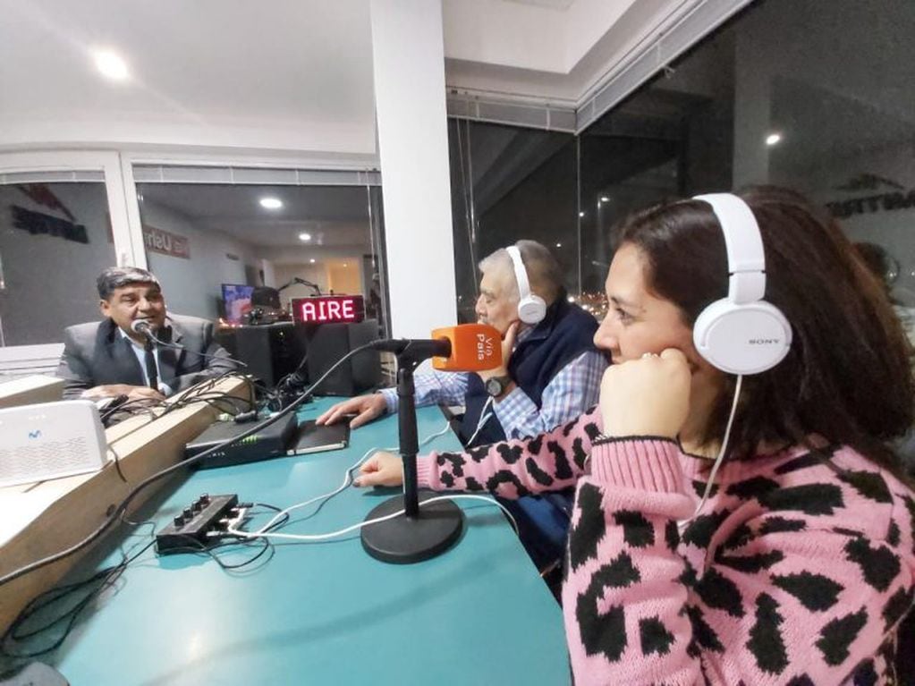 Gabriela Acosta en los estudios de Vía Ushuaia Radio.