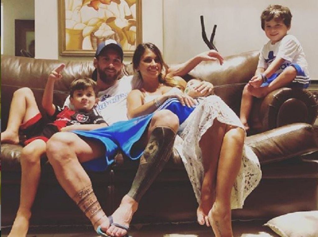 Antonela Roccuzzo junto a su familia durante el último domingo del 2018\u002E