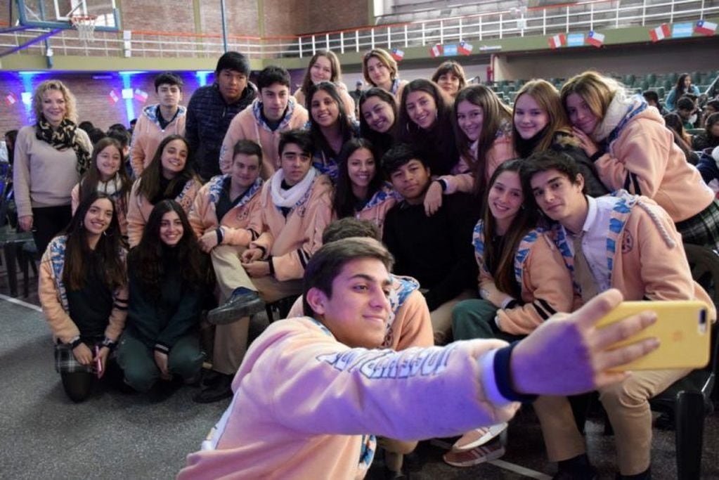 Estudiantes que egresan este año del nivel medio, fueron los destinatarios de la  la escala en Jujuy del ciclo "Historias que Inspiran".