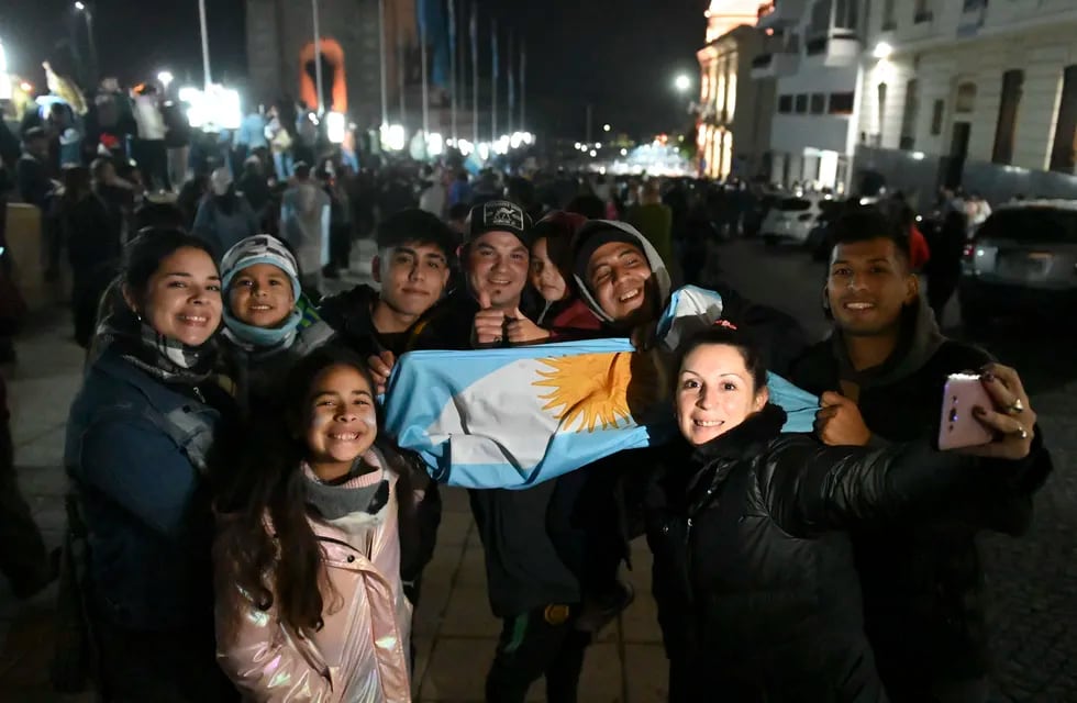 Miles de hinchas en Rosario fueron a festejar al Monumento a la Bandera tras la final de la Copa América 2021.