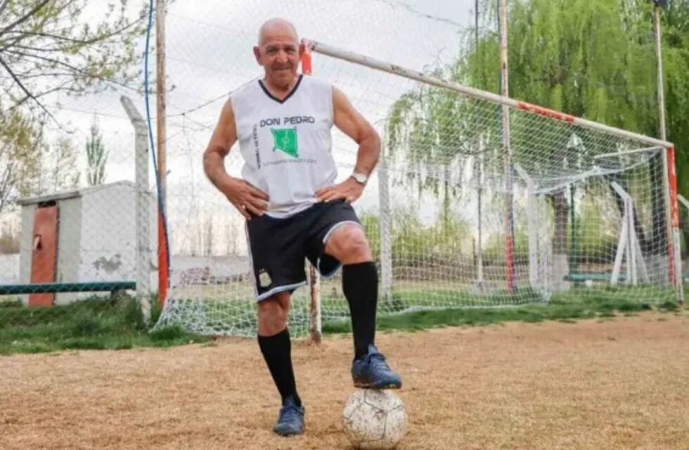 Juan Antonino tiene 74 años y es el jugador con más años en el mundo del fútbol.