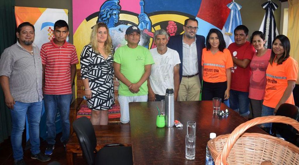 Voluntarios, responsables y beneficiarios del proyecto Puente, con el presidente del Concejo Deliberante, Lisandro Aguiar.