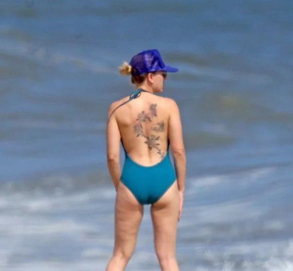 Johansson lució su gran tatuaje en la espalda.