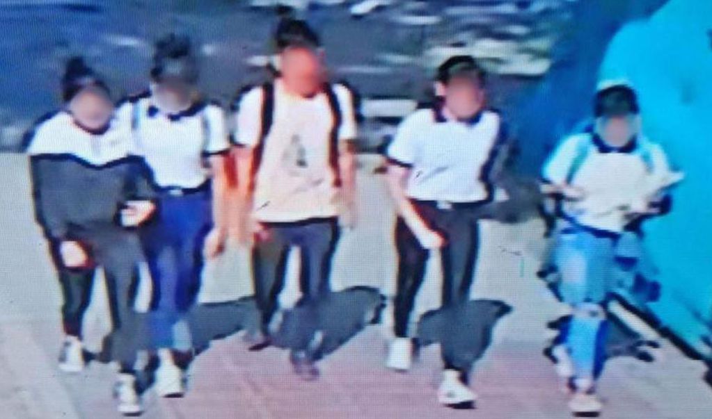 Nueve mujeres y un varón atacaron brutalmente a dos hermanas de 15 y 17 años cerca del colegio al que asistían.