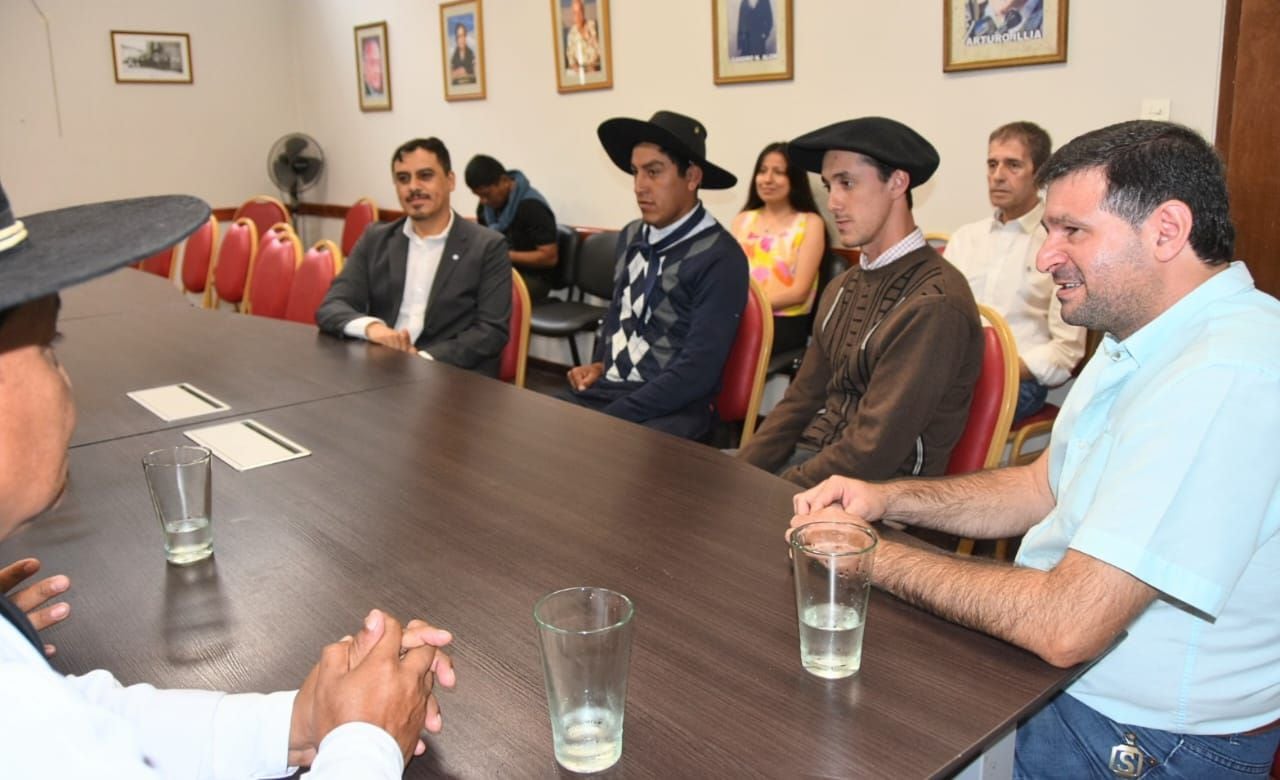 El presidente del bloque Cambia Jujuy, Santigo Jubert (derecha), recibió a la delegación en el salón 