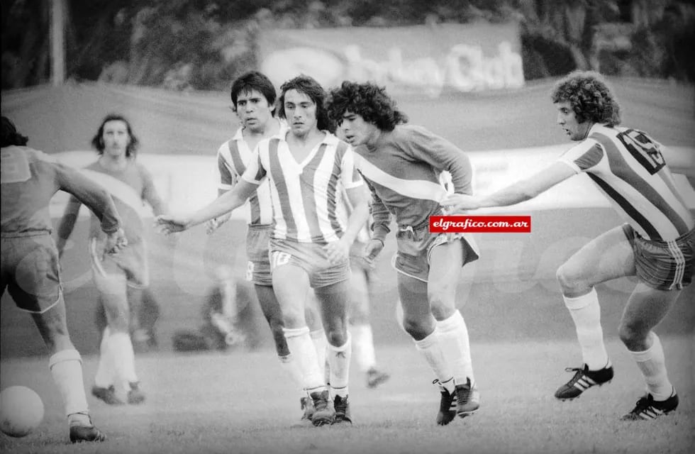 La aparición en escena de Diego Maradona contra un gran Talleres. En la foto, con su futuro compadre Daniel Valencia.