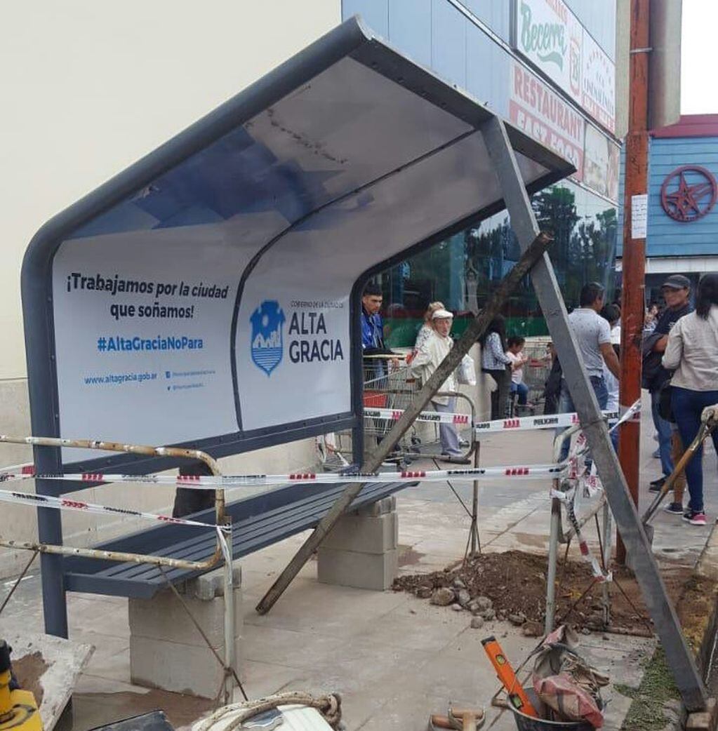 Alta Gracia: colocaron una nueva garita en la parada que se ubica sobre calle Liniers esquina Avenida Belgrano.