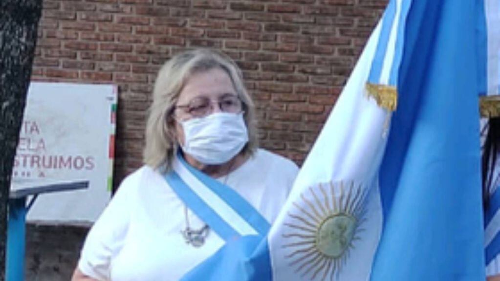 Mirta terminó como escolta de la bandera Argentina