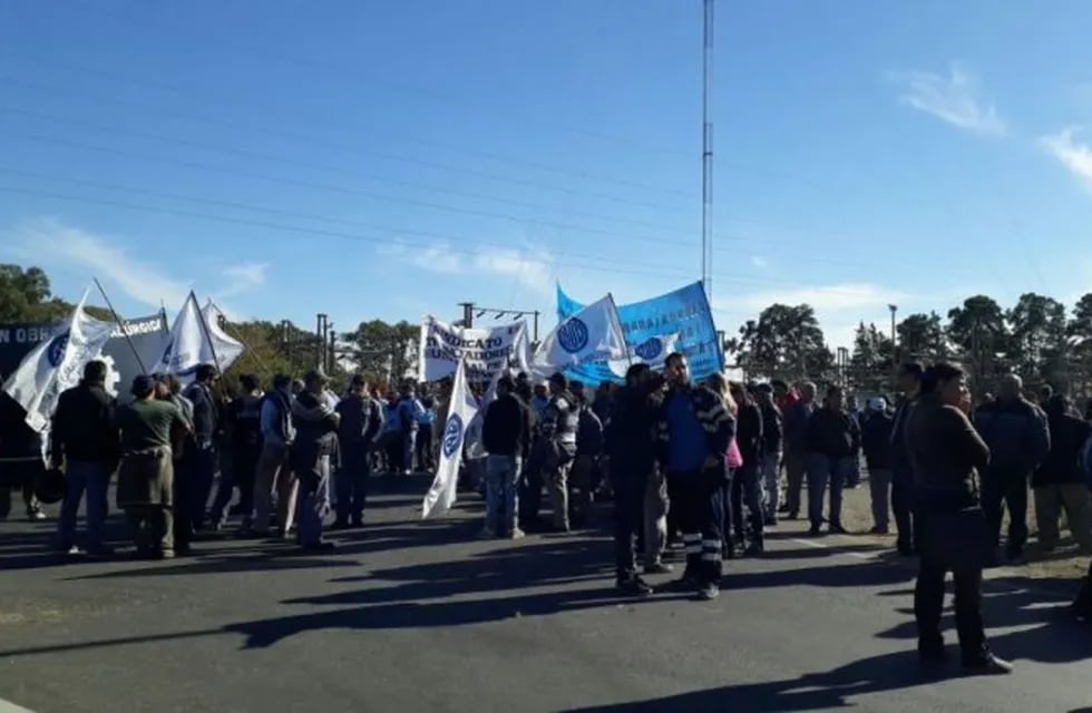 Los trabajadores de Vassalli marcharon hasta el cruce de la Ruta Nacional 33 y la Provincial 93. (@somosnotrosario)