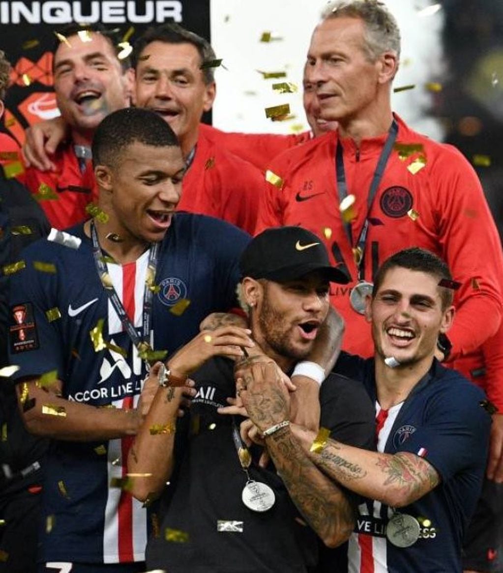 Mbappé (izq), Neymar (cen) y Verratti (der) festejando juntos el título (Foto: captura).