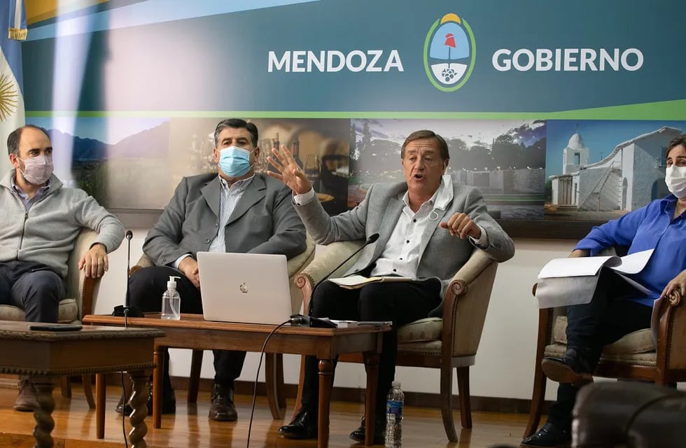 En la reunión virtual que mantuvieron este lunes el gobernador Rodolfo Suarez y los intendentes se decidió endurecer la restricción de circulación vigente en la provincia.