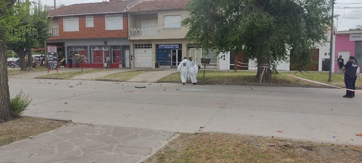 Los peritos trabajando en el lugar del hecho.