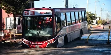 Colectivo hundido en la calle