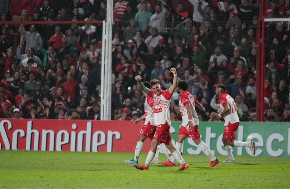 Franco Watson festeja su gol, para que Instituto destrabe un partido chivo.