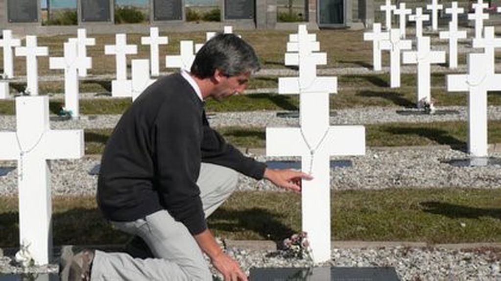 Julio Aro se encontró con las tumbas sin identificar y pensó en hacer algo para identificar a esos compatriotas.