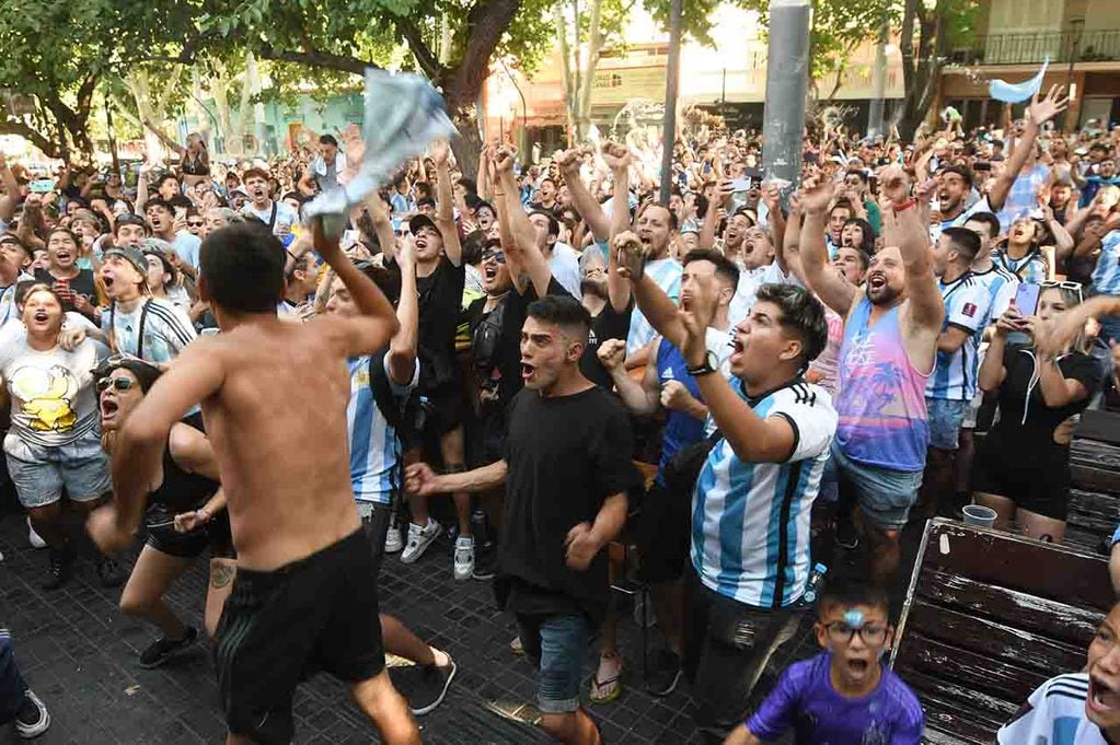Hinchas de la selección Argentina de viendo el partido de Argentina vs. Paises Bajos en bares de la Arístides Villanueva de Ciudad 
Foto: José Gutierrez / Los Andes 