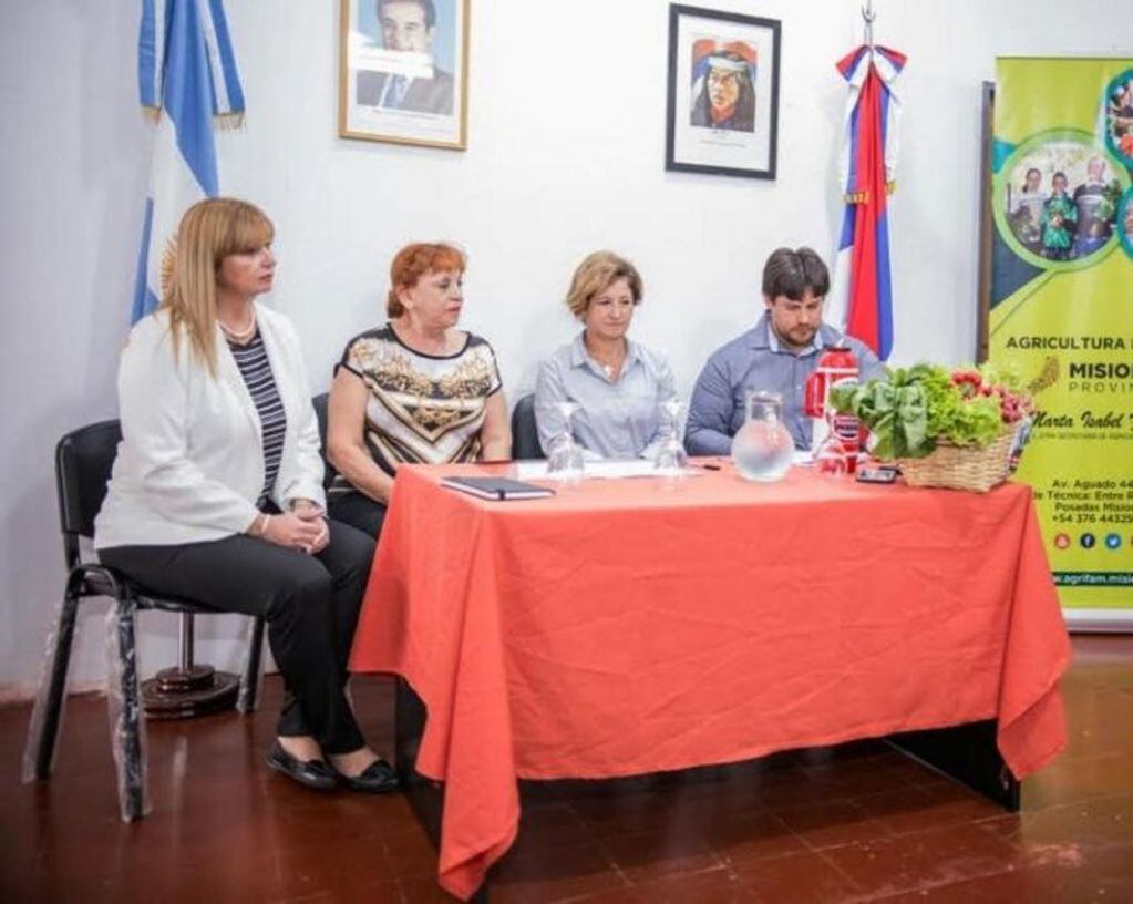 Marta Ferreira (centro derecha), Ministra de Agricultura Familiar junto a Juana Irma Rotela de Zbikoski (centro izquierda), titular de la Fundación.