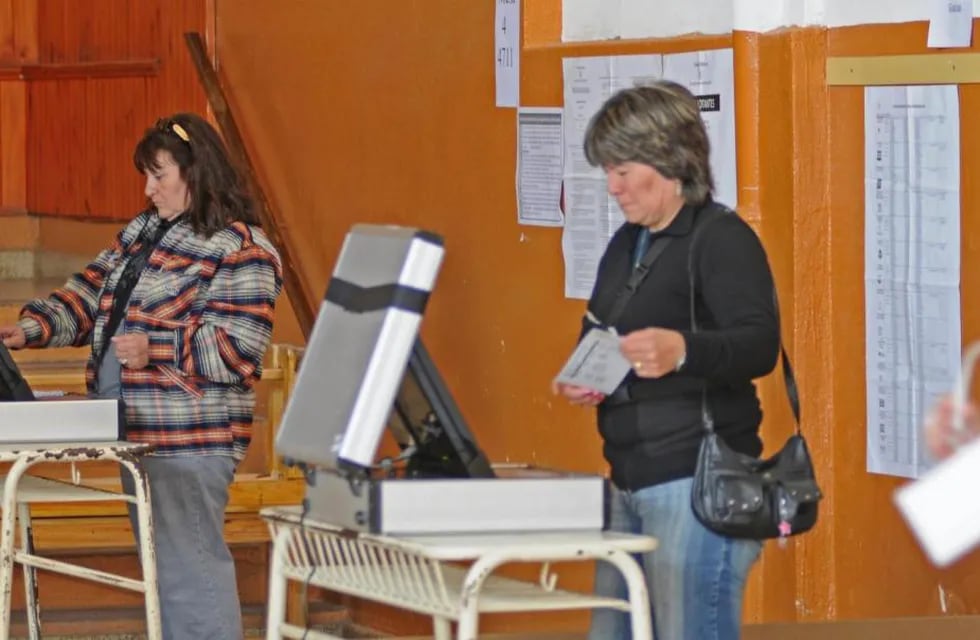 Prueba. En la elección de gobernador, hubo una acotada prueba de voto electrónico en La Falda (La Voz/Archivo).