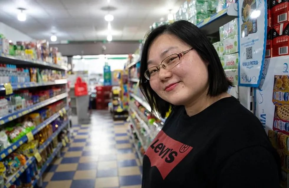 La dueña de un supermercado chino que es furor con los videos de sus ofertas