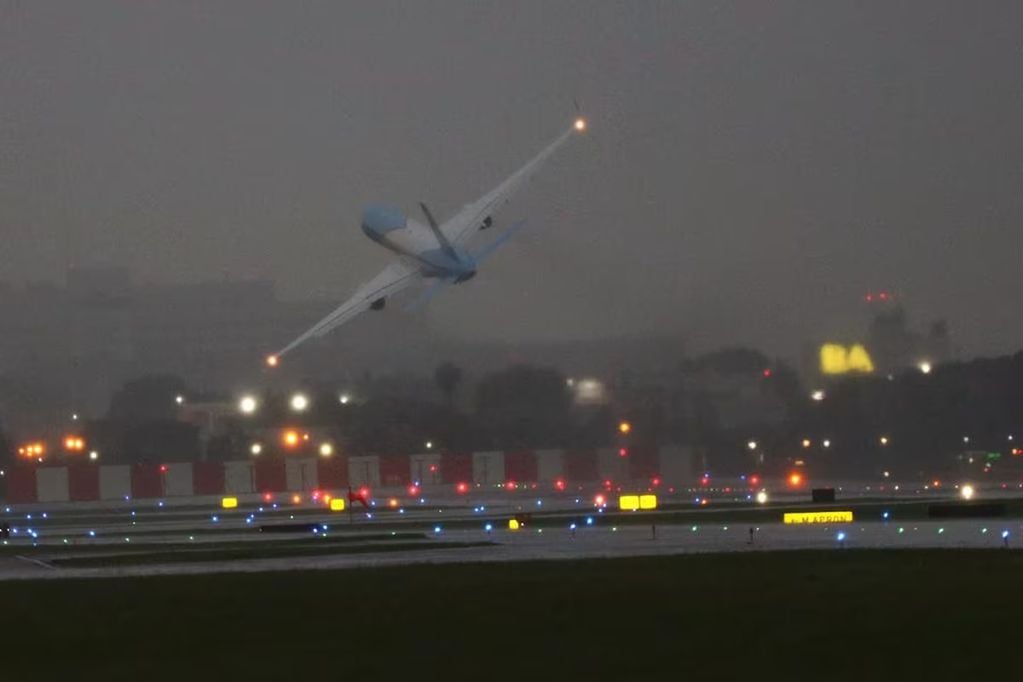 La peligrosa maniobra del avión presidencial antes de aterrizar. (La Nación / Hernán Zenteno)